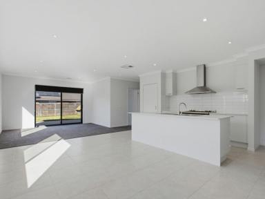 House For Sale - VIC - Bairnsdale - 3875 - STYLISH, LIKE-NEW LIVING WITH SPACE, COMFORT & MODERN APPEAL  (Image 2)