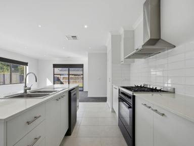 House For Sale - VIC - Bairnsdale - 3875 - STYLISH, LIKE-NEW LIVING WITH SPACE, COMFORT & MODERN APPEAL  (Image 2)