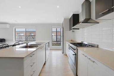 House For Sale - VIC - Warragul - 3820 - Quiet Court Living with Space, Access & Convenience  (Image 2)