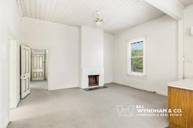 House For Sale - VIC - Bairnsdale - 3875 - Victorian Cottage in Prime Location  (Image 2)