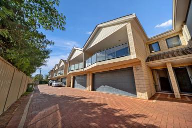 Townhouse For Sale - WA - Mandurah - 6210 - Lifestyle you can only dream of - Leave your new townhouse for a short walk, grab a latte and enjoy the foreshore atmosphere.  (Image 2)