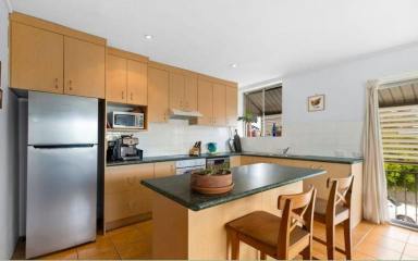 Unit Leased - QLD - Clayfield - 4011 - Elevated Clayfield Living Breezy 2-Bedroom Apartment (Image 2)