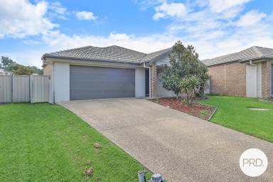 House For Sale - NSW - Hamilton Valley - 2641 - FUNCTIONAL LIVING IN A PRIME PARKSIDE POSITION  (Image 2)