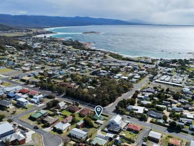 House For Sale - TAS - Bicheno - 7215 - Cosy, Convenient & Care-free (Image 2)