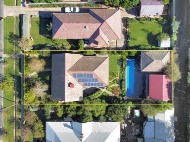 House For Sale - NSW - Young - 2594 - DOUBLE BRICK HOME IN THE PERFECT LOCATION  (Image 2)