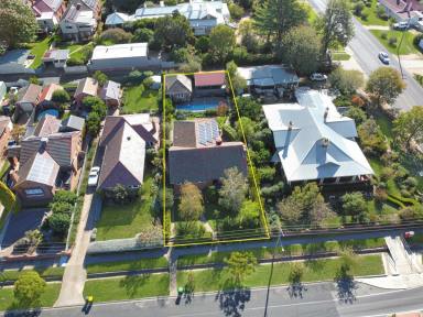 House For Sale - NSW - Young - 2594 - DOUBLE BRICK HOME IN THE PERFECT LOCATION  (Image 2)