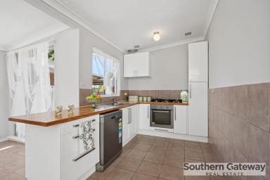 House For Sale - WA - Orelia - 6167 - LIGHT-FILLED FAMILY LIVING ON A GENEROUS 726M² BLOCK  (Image 2)
