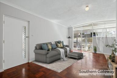 House For Sale - WA - Orelia - 6167 - LIGHT-FILLED FAMILY LIVING ON A GENEROUS 726M² BLOCK  (Image 2)