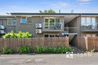 House For Sale - VIC - Quarry Hill - 3550 - Stylish Fully Furnished Living in Prime Quarry Hill Location  (Image 2)