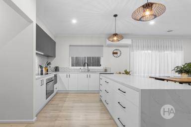 House For Sale - VIC - Somerville - 3912 - Courtside Contemporary Appeal  (Image 2)