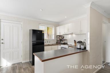 Apartment For Sale - WA - Wembley - 6014 - Spacious Top-Floor Sanctuary with Prime Location Appeal!  (Image 2)
