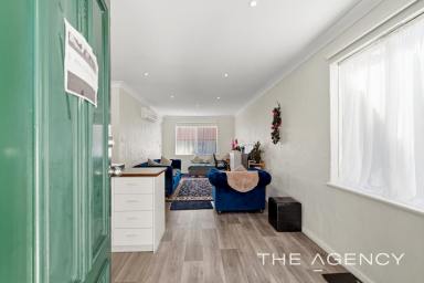 Apartment For Sale - WA - Wembley - 6014 - Spacious Top-Floor Sanctuary with Prime Location Appeal!  (Image 2)