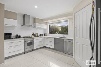 House For Sale - VIC - Stawell - 3380 - Excellent Family Living  (Image 2)