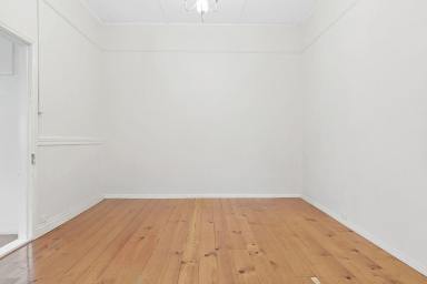 Duplex/Semi-detached For Lease - QLD - East Toowoomba - 4350 - Unit only minutes to the CBD this 1 bedroom unit is in a prime position.  (Image 2)