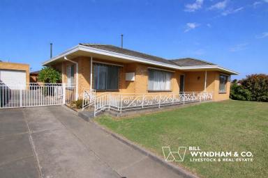House Leased - VIC - Bairnsdale - 3875 - Classic Family Home Close to Schools and Recreation- APPLICATION PENDING (Image 2)