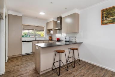 House Leased - VIC - Hamilton - 3300 - Brick home in a peaceful location  (Image 2)