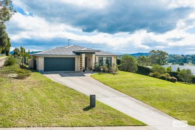 House For Sale - NSW - Bega - 2550 - FAMILY LIVING WITH STUNNING MOUNTAIN VIEWS  (Image 2)