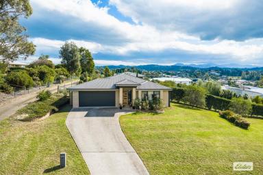 House For Sale - NSW - Bega - 2550 - FAMILY LIVING WITH STUNNING MOUNTAIN VIEWS  (Image 2)