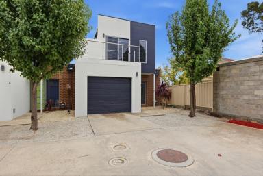 Townhouse For Sale - VIC - North Bendigo - 3550 - Modern Two-Storey Townhouse Living Moments from Bendigo Hospital & CBD  (Image 2)