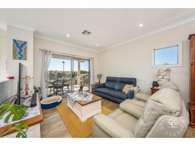 House For Sale - SA - Mannum - 5238 - Spacious, two storey home in Mannum Waters  (Image 2)