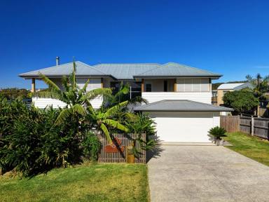 House For Sale - NSW - Diamond Beach - 2430 - CHARACTER FILLED COASTAL HOME  (Image 2)