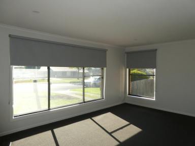 House For Lease - VIC - Bairnsdale - 3875 - QUALITY RENOVATED HOME  (Image 2)