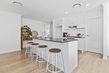 House For Sale - NSW - Caerleon - 2850 - SPACIOUS FAMILY LIVING  (Image 2)