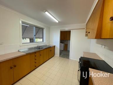 House For Lease - NSW - Inverell - 2360 - Spacious 3-bedroom Home with Studio  (Image 2)