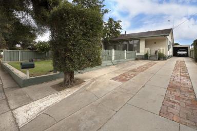 House For Sale - VIC - Swan Hill - 3585 - Quiet court location  (Image 2)