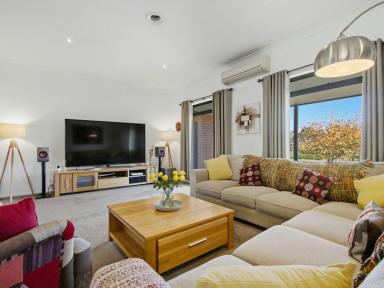 House For Sale - VIC - Eastwood - 3875 - ACREAGE PRIVACY AND LIVING IN THE HEART OF EASTWOOD  (Image 2)