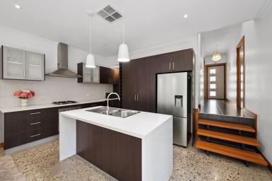 House For Sale - VIC - North Bendigo - 3550 - Executive living in a prime inner-city pocket near Bendigo Hospital  (Image 2)