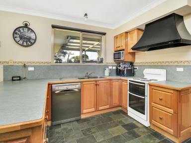 House For Sale - VIC - Bairnsdale - 3875 - FAMILY FRIENDLY – WEST BAIRNSDALE  (Image 2)