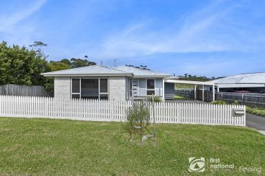 House For Sale - VIC - Pioneer Bay - 3984 - Coastal Comfort Meets Spacious Family Living  (Image 2)