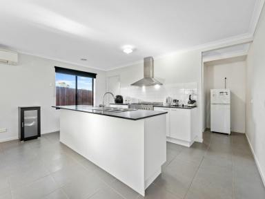 House For Lease - VIC - Bairnsdale - 3875 - 3 BED, 2 BATH TOWNHOUSE – 12 MONTH LEASE  (Image 2)