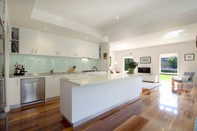 House For Lease - VIC - Mentone - 3194 - SPACIOUS | MODERN | CONVENIENT  (Image 2)