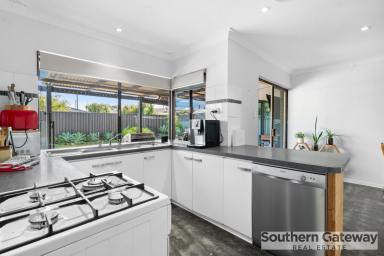 House For Sale - WA - Rockingham - 6168 - FAMILY HOME WITH POOL IN CENTRAL LOCATION  (Image 2)