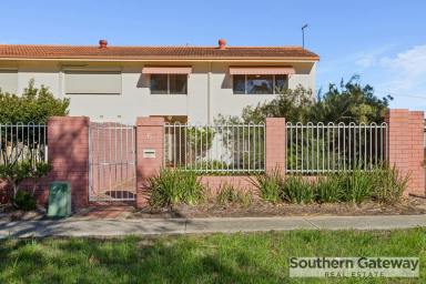 House For Sale - WA - Orelia - 6167 - COMFORTABLE LIVING WITH NATURE AT YOUR BACK DOOR  (Image 2)
