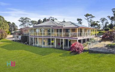 Acreage/Semi-rural For Sale - NSW - South Bowenfels - 2790 - An Exceptional Dual Living Residence Showcasing Grand Proportions and Iconic Views  (Image 2)