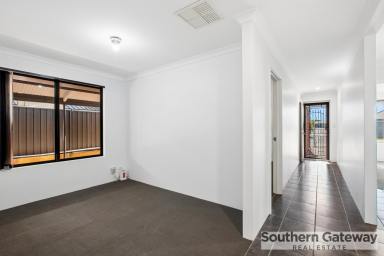 House For Sale - WA - Baldivis - 6171 - FAMILY COMFORT MEETS OUTDOOR ENTERTAINING  (Image 2)
