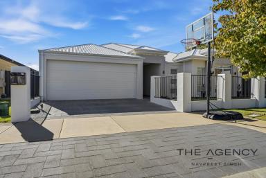 House For Sale - WA - Baldivis - 6171 - LIVE THE CELEBRITY LIFESTYLE – LUXURY, SPACE & TIMELESS ELEGANCE AWAIT  (Image 2)