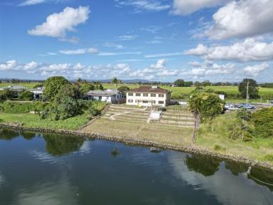 House For Sale - NSW - Ulmarra - 2462 - WHERE THE CLARENCE BECOMES HOME  (Image 2)