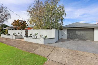House For Sale - VIC - Hamilton - 3300 - Executive living in the heart of Hamilton  (Image 2)