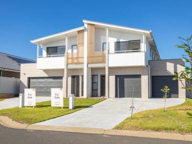 Townhouse For Sale - NSW - Old Bar - 2430 - BRAND NEW 4 BEDROOM TOWNHOUSE  (Image 2)