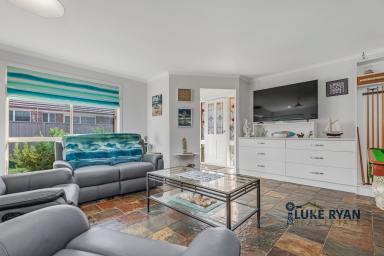 House For Sale - VIC - Rochester - 3561 - SPACIOUS FAMILY LIVING ON 832m² IN A PRIME LOCATION  (Image 2)