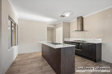 House For Sale - WA - Haynes - 6112 - LOW-MAINTENANCE LIVING IN A PRIME LOCATION  (Image 2)