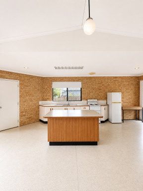 Unit For Lease - QLD - Emerald - 4720 - Low-Maintenance Living in Convenient  (Image 2)