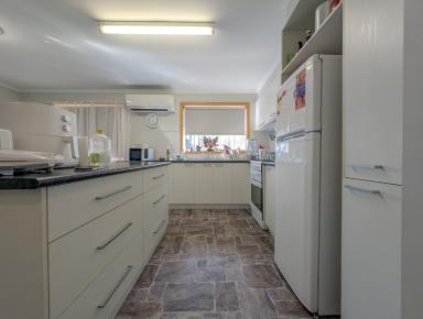 House For Sale - VIC - Boort - 3537 - Very Affordable - Huge Block.  (Image 2)