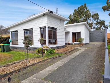 House Leased - VIC - Leongatha - 3953 - Charming Three-Bedroom Home  (Image 2)