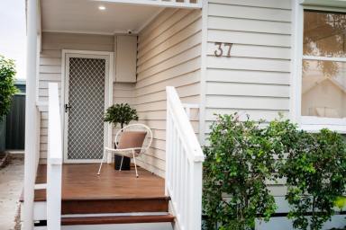 House For Sale - VIC - Mildura - 3500 - CHARM, CHARACTER & BANG UP TO DATE!  (Image 2)