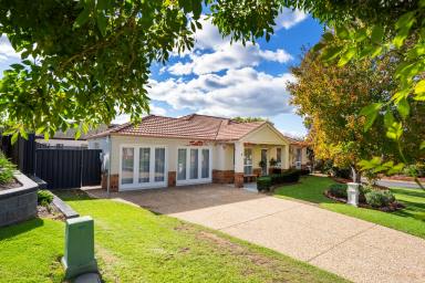 House For Sale - NSW - East Albury - 2640 - Fully Refurbished Family Living in the Prestigious Eastern View Estate  (Image 2)
